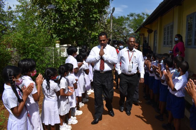 මස්කෙළිය සමන්එලිය විද්‍යාලයේ දරුවන්ට පාසල් උපකරණ සහ වියලි ආහාර ද්‍රව්‍ය බෙදා දෙයි
